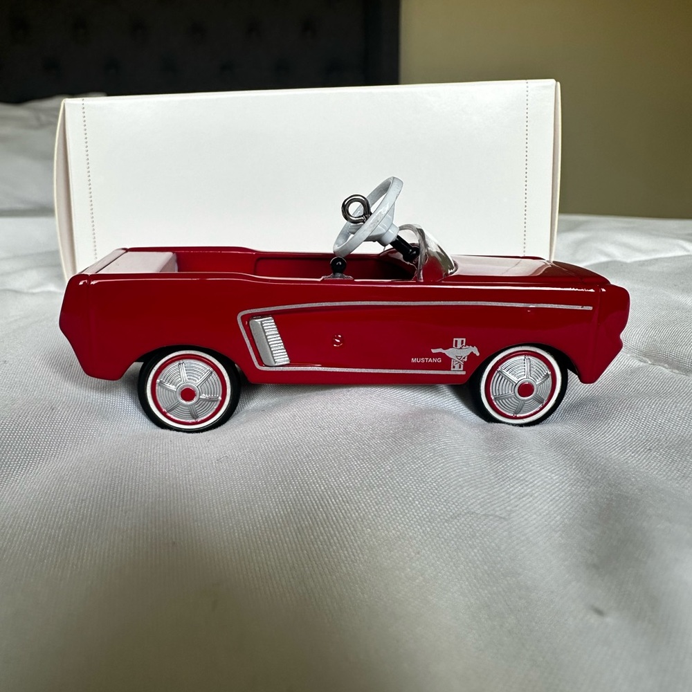 Hallmark Keepsake 2006 1964 1/2 Ford Mustang Ornament